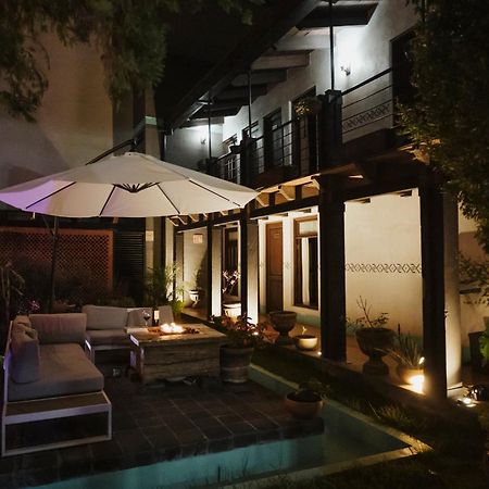 Yox Hotel Boutique San Cristóbal de Las Casas Exteriör bild The hotel's courtyard at night
