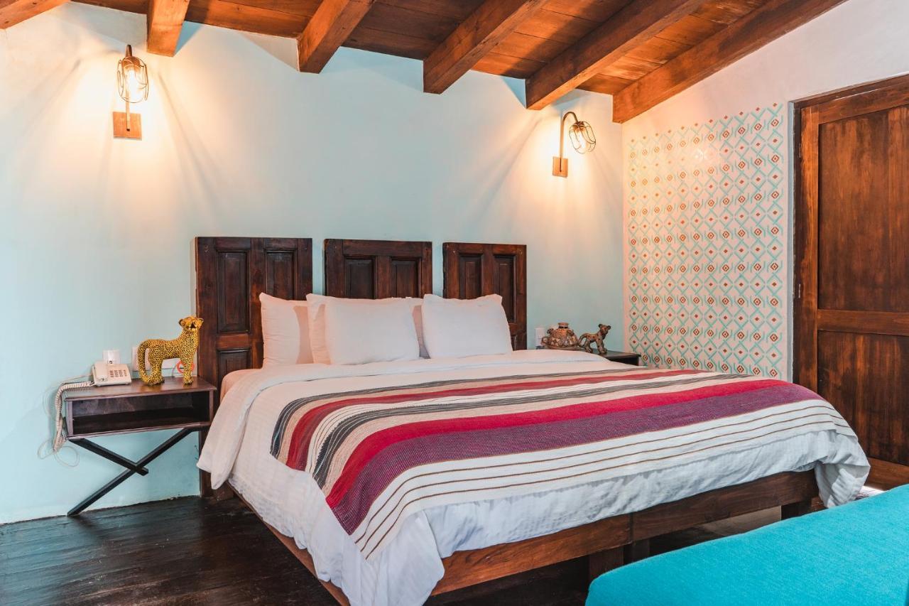 Yox Hotel Boutique San Cristóbal de Las Casas Exteriör bild A bedroom at the hotel