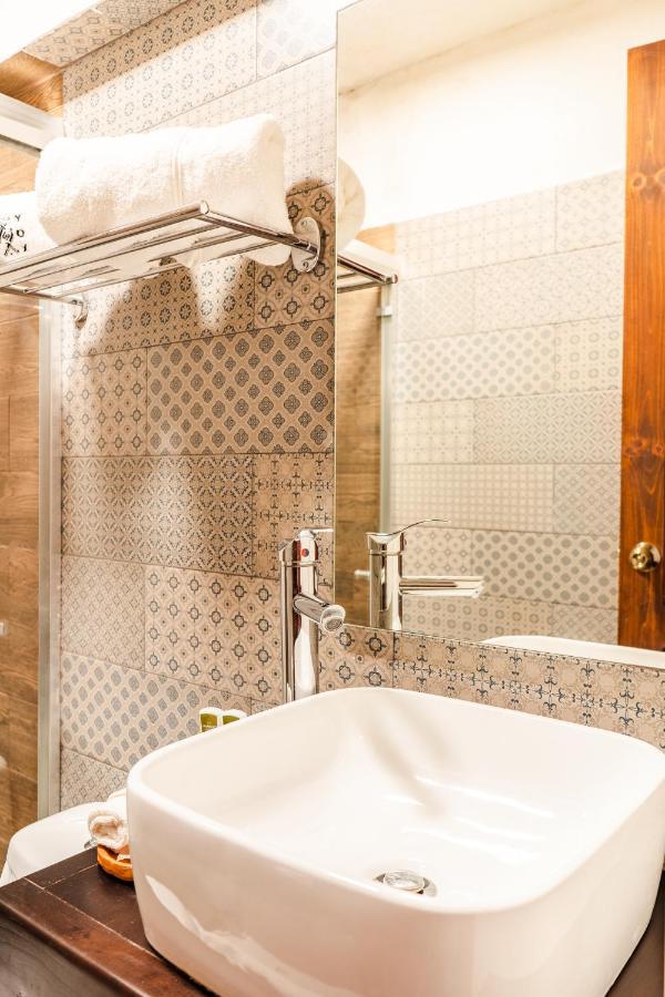 Yox Hotel Boutique San Cristóbal de Las Casas Exteriör bild Bathroom tiles