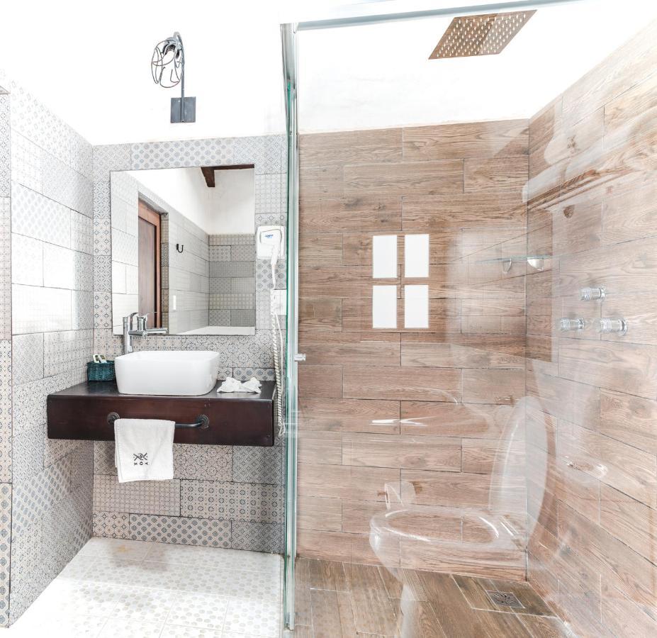 Yox Hotel Boutique San Cristóbal de Las Casas Exteriör bild A shower enclosure