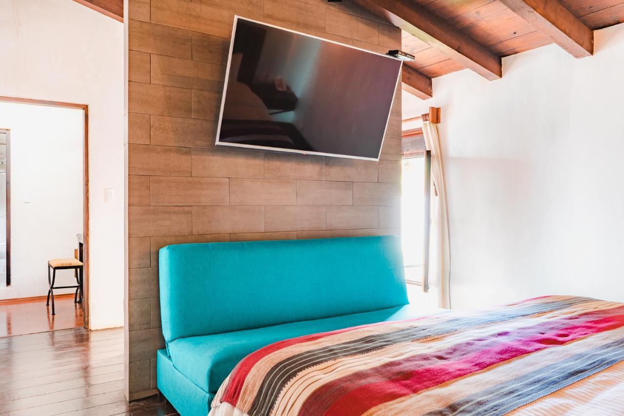 Yox Hotel Boutique San Cristóbal de Las Casas Exteriör bild A television mounted on a wall