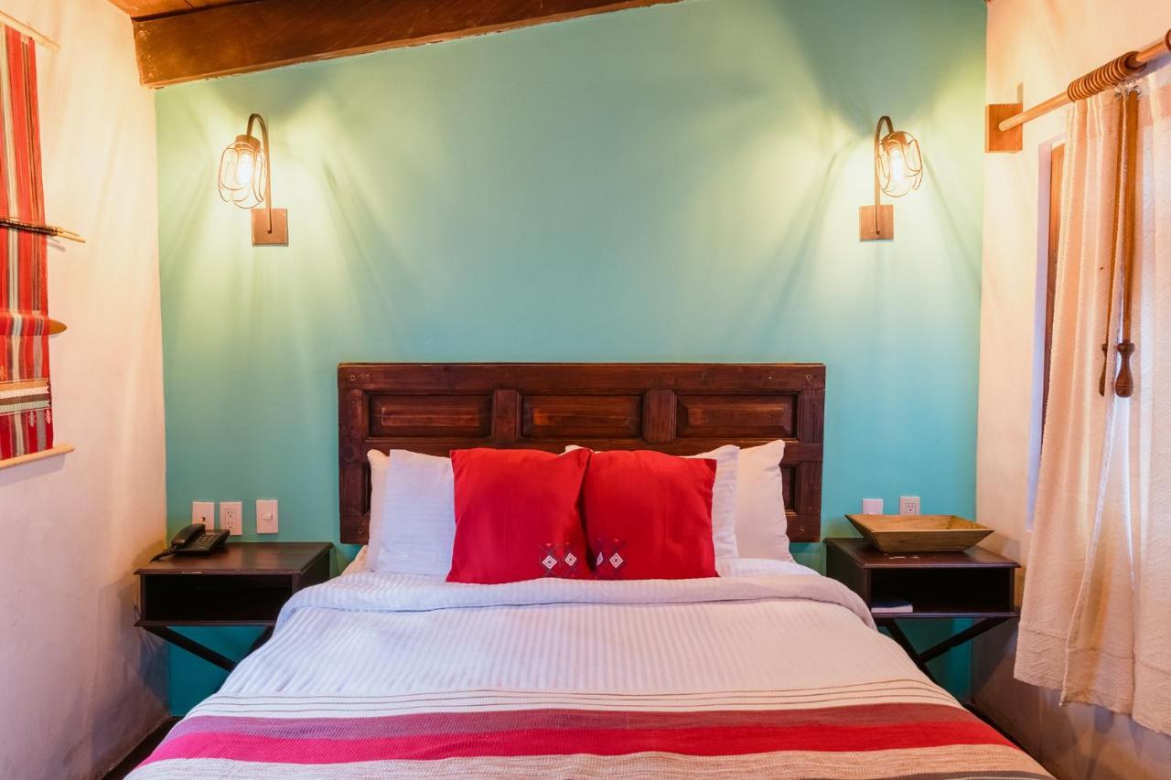 Yox Hotel Boutique San Cristóbal de Las Casas Exteriör bild A bedroom at the hotel