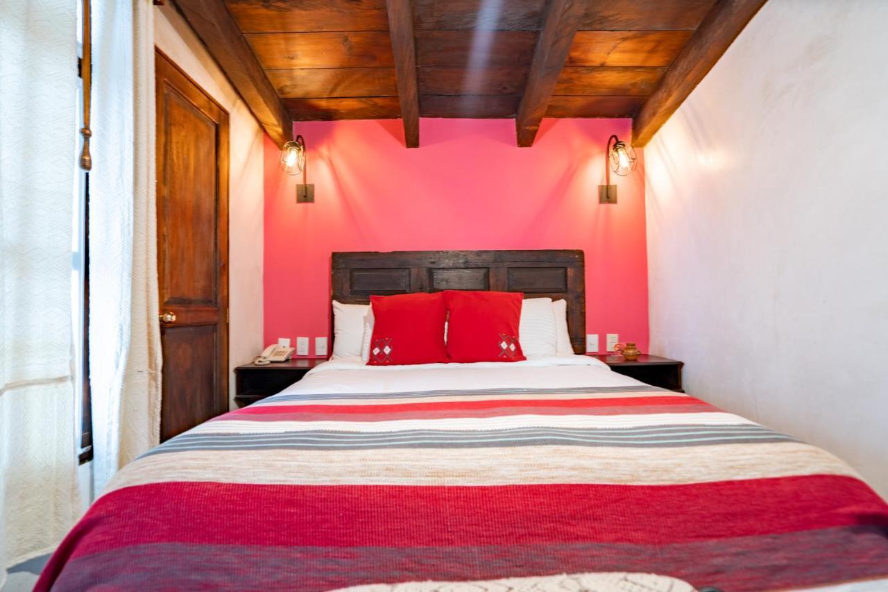 Yox Hotel Boutique San Cristóbal de Las Casas Exteriör bild A bedroom at the hotel