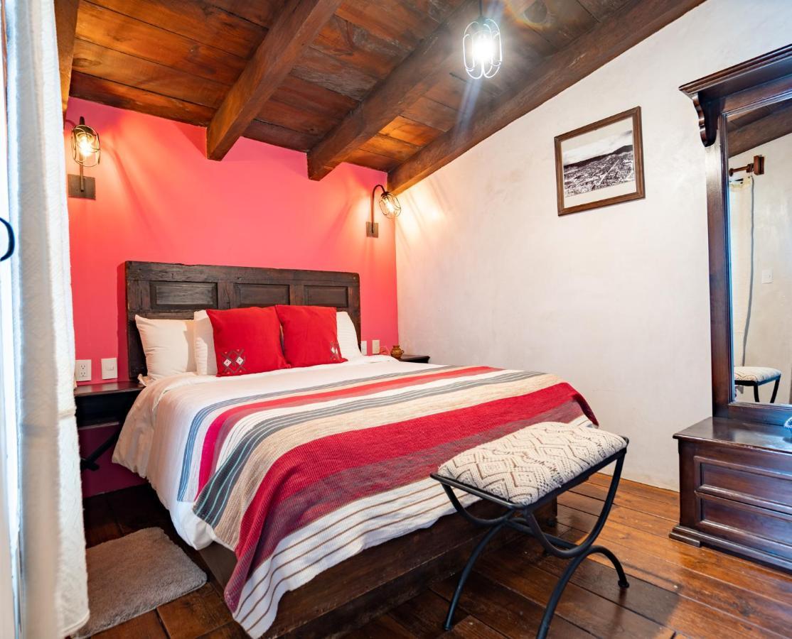 Yox Hotel Boutique San Cristóbal de Las Casas Exteriör bild A bedroom at the hotel