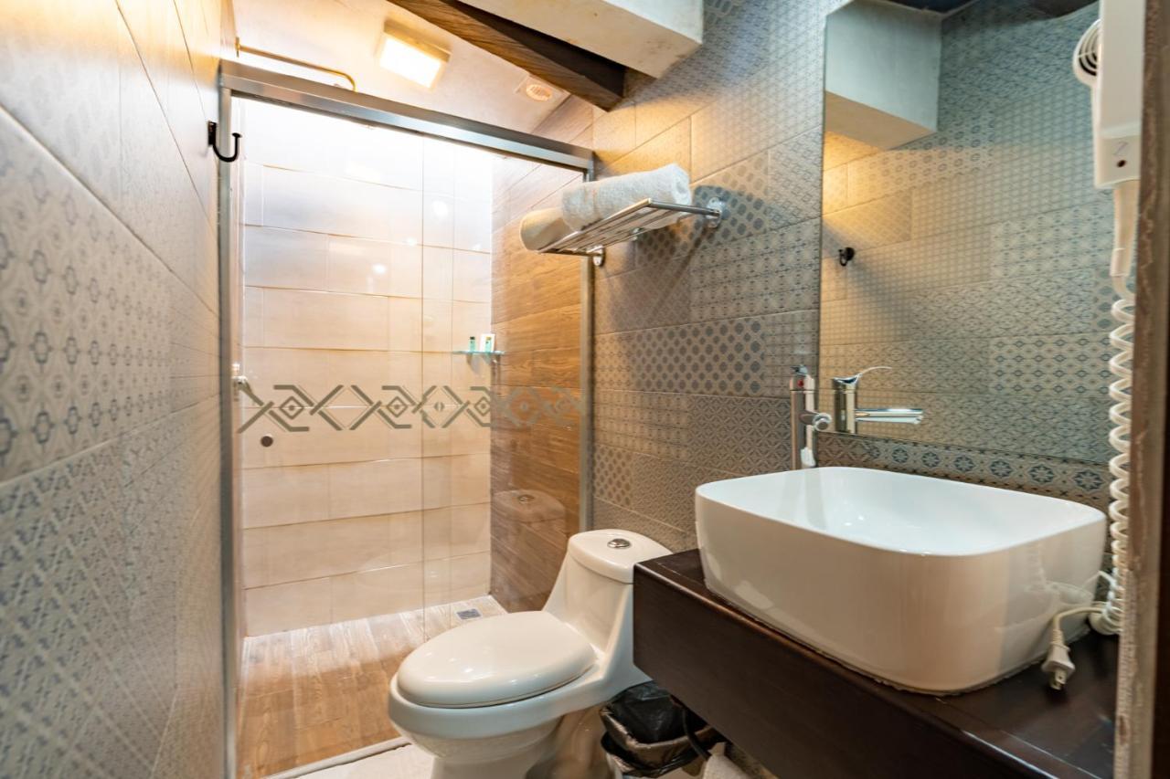 Yox Hotel Boutique San Cristóbal de Las Casas Exteriör bild Bathroom with shower enclosure