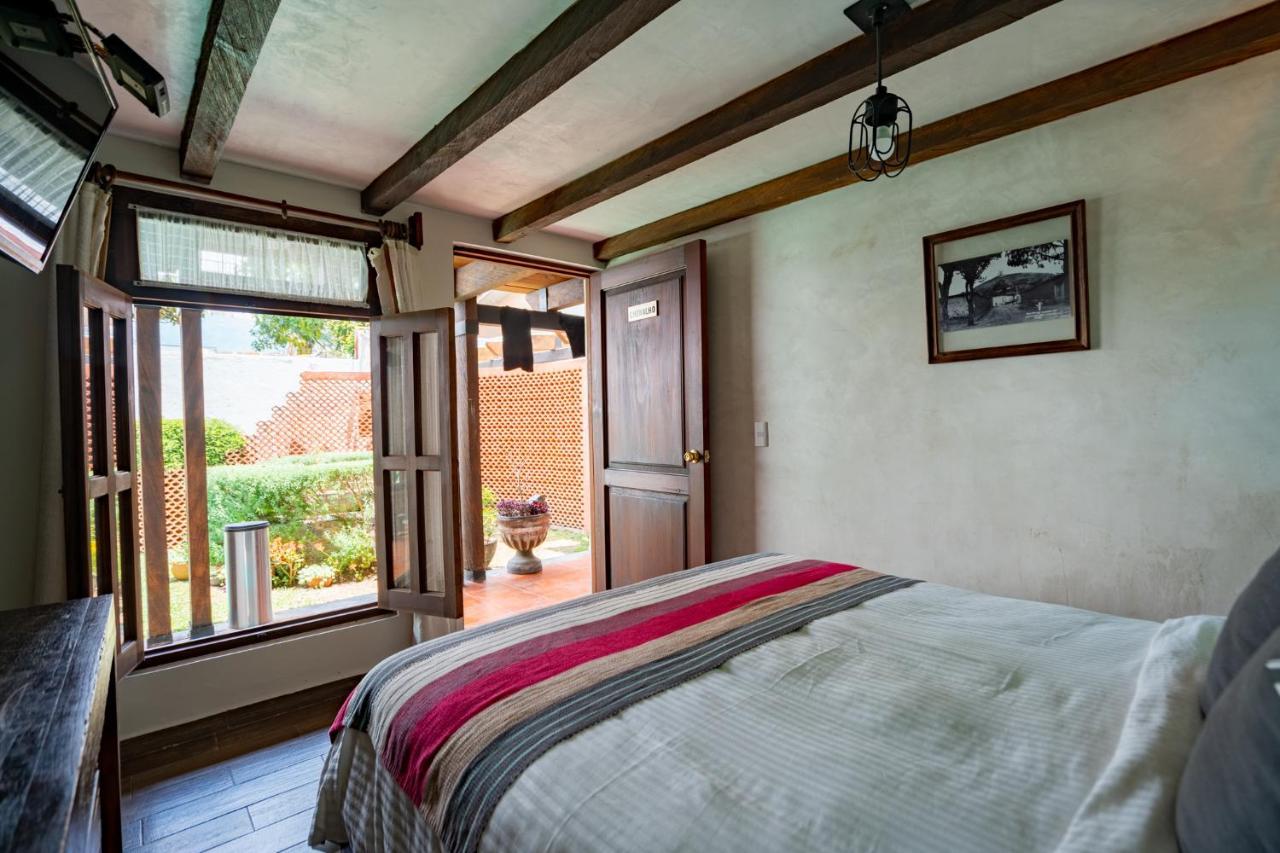 Yox Hotel Boutique San Cristóbal de Las Casas Exteriör bild A bedroom at the hotel