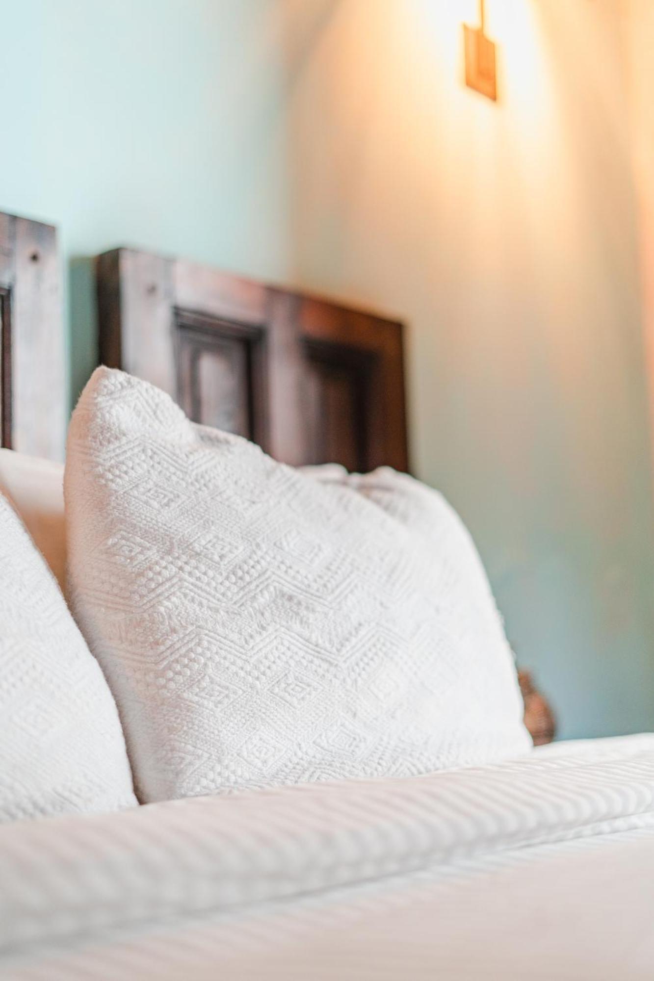 Yox Hotel Boutique San Cristóbal de Las Casas Rum bild A throw pillow