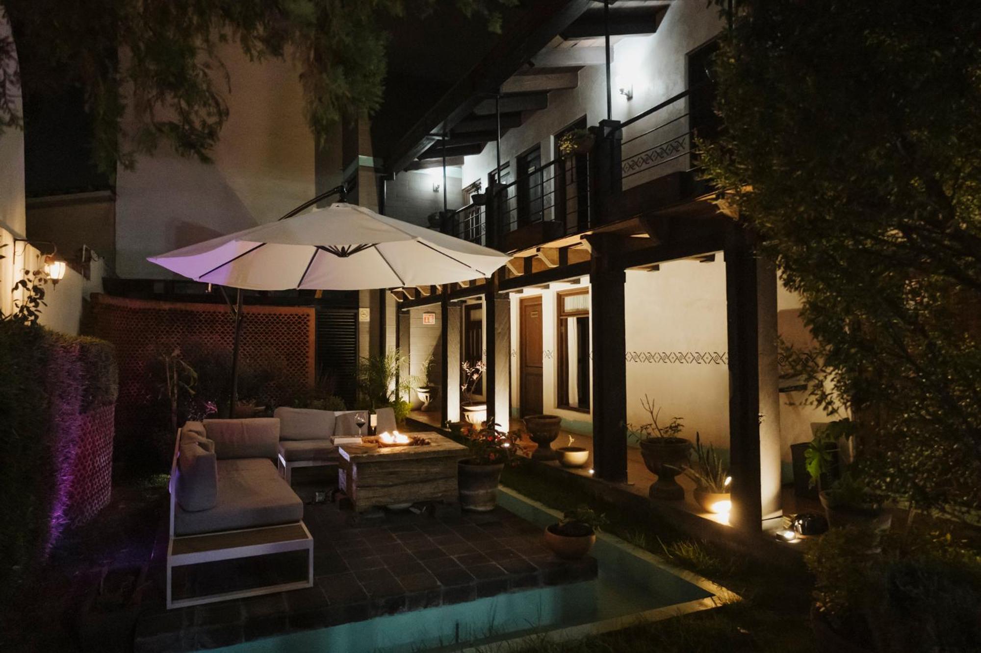Yox Hotel Boutique San Cristóbal de Las Casas Exteriör bild The hotel's courtyard at night